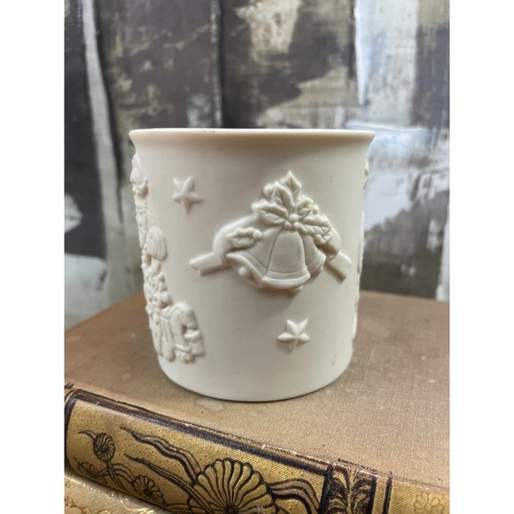 Mikasa Bisque Porcelain Embossed Christmas Candleholders Pair - Picture 5 of 9